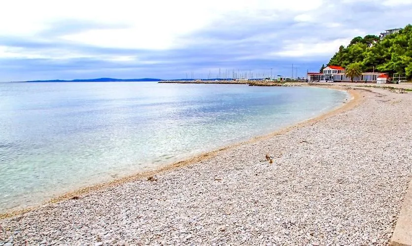 Apartment Rita Near Trstenik Beach スプリト