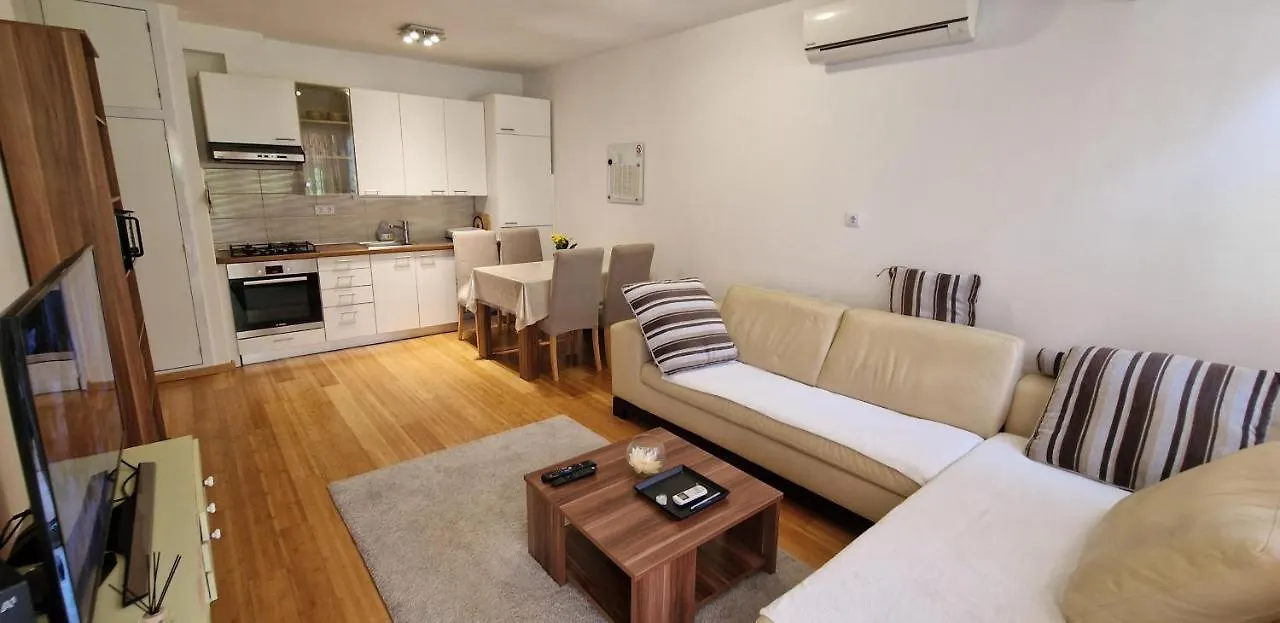 Apartment Rita Near Trstenik Beach Split