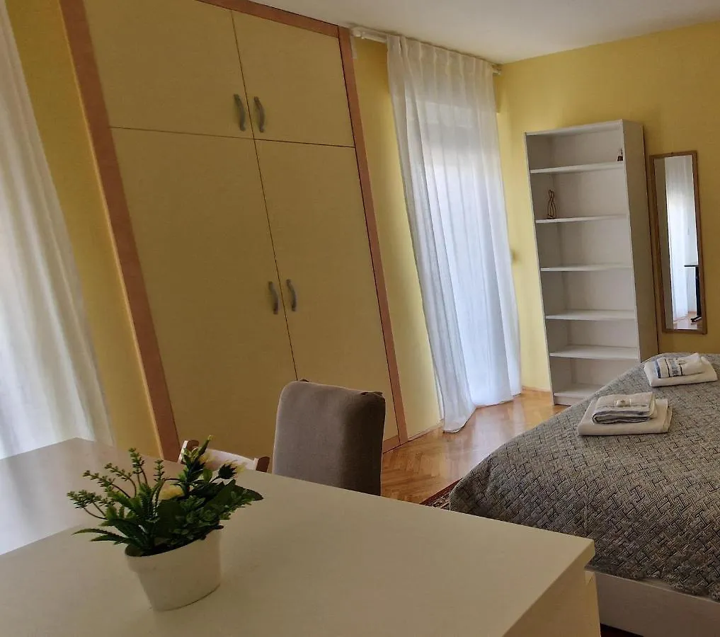 Apartment Rita Near Trstenik Beach Split